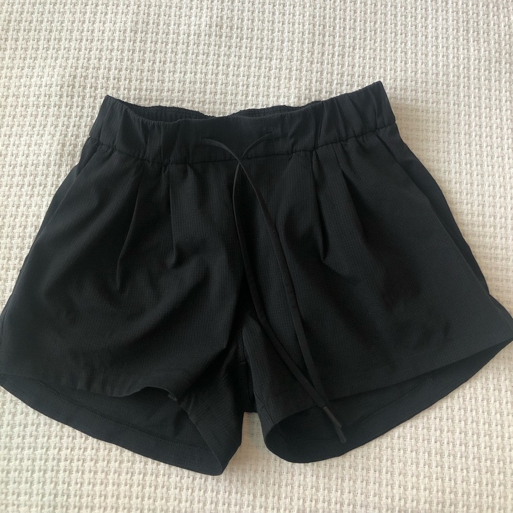 Lululemon Stroll at Sundown Shorts 3” 🌅